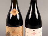 deux bouteilles de vin posées l'une à côté de l'autre sur une table