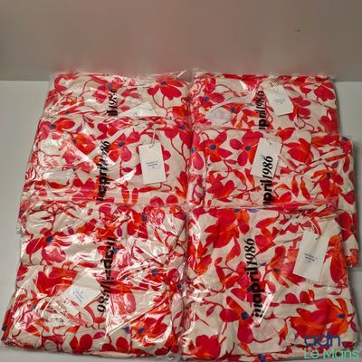 quatre sacs de tissu à motifs floraux rouges et blancs posés sur une table