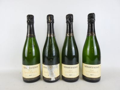 trois bouteilles de champagne posées côte à côte sur une table