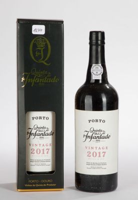 la bouteille de vin se trouve à côté de la boîte de vin
