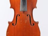 un vieux violon suspendu à une ficelle sur fond blanc