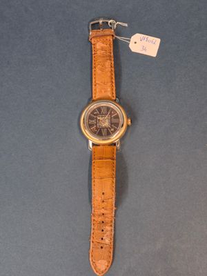 un gros plan d'une montre posée sur une surface bleue, avec une étiquette de prix