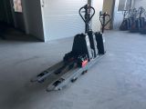 une photo d'un chariot élévateur dans un garage