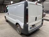 une camionnette blanche garée dans un garage