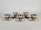 un service de six tasses et soucoupes en métal argenté