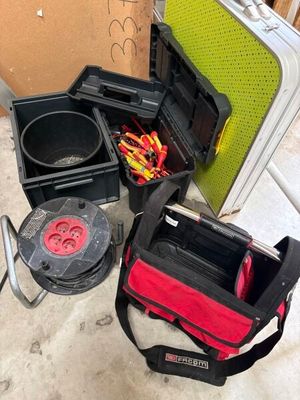 many items that are sitting on the floor next to each other