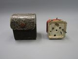 deux petits objets métalliques posés l'un à côté de l'autre sur une table