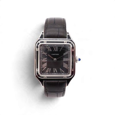 une image représentant une montre noire dont le cadran est orné de chiffres romains