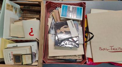 une boîte remplie de livres et de papiers posée sur une table