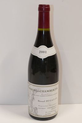 la bouteille de vin est posée sur la table à côté du mur