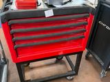 une photo d'une armoire à outils rouge dans un atelier