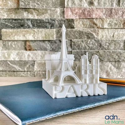 un livre sur lequel figure une image de la tour Eiffel