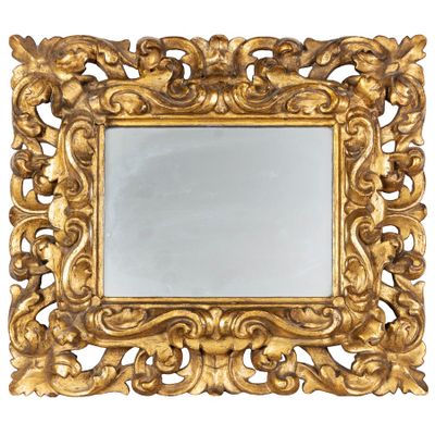 une image d'un miroir encadré d'or sur un fond blanc