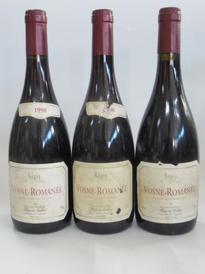 trois bouteilles de vin sont alignées sur une surface blanche