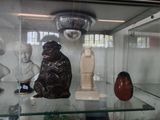 une vitrine en verre contenant toute une série de figurines