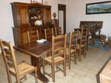 une table de salle à manger avec des chaises et un vaisselier