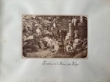 une vieille photo montrant un groupe de personnes assises sur une colline