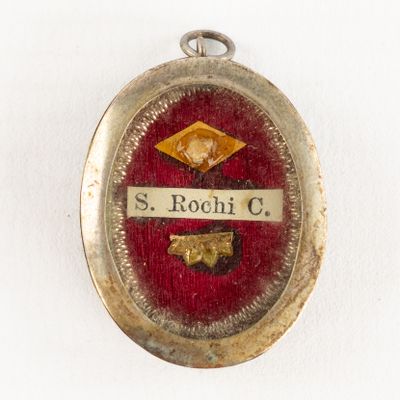 a picture of a red and gold locke with the name of st rocchi c on it