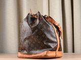 un sac marron et beige posé sur une table