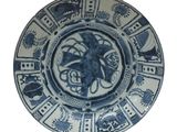 une photo d'une assiette bleue et blanche ornée d'un motif