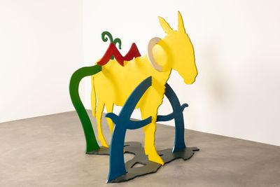 une sculpture de cheval en bois