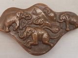 un moule à chocolat orné d'éléphants sur un fond blanc