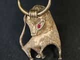 une image représentant une figurine de taureau sur un fond noir