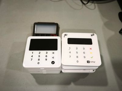 deux téléphones portables posés l'un à côté de l'autre sur une table