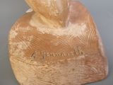 une statue représentant un homme coiffé d'un chapeau