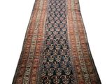 un long tapis orné d'un motif bleu et rouge