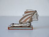 une petite maquette représentant une tête d'homme posée sur une table