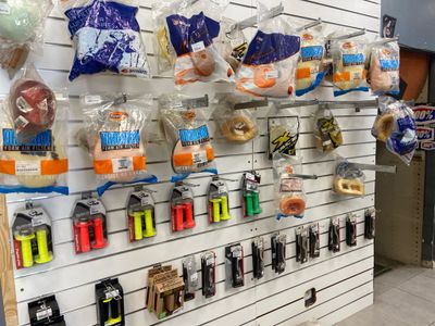 de nombreux sacs de nourriture accrochés au mur du magasin