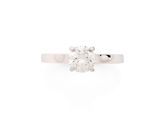 une bague en or blanc sertie d'un diamant rond taille brillant