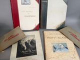 plusieurs livres posés les uns à côté des autres sur une table