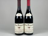 deux bouteilles de vin rouge posées l'une à côté de l'autre sur une table