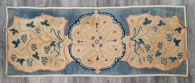un tapis chinois ancien orné de fleurs et de vrilles bleues et jaunes