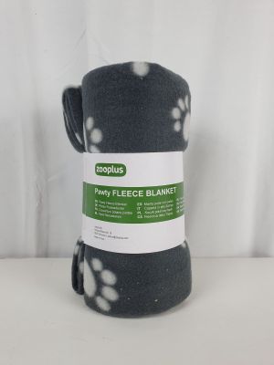 un gros plan sur une paire de chaussettes posée sur une surface blanche