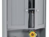 une armoire murale de salle de bains grise à deux portes, sur laquelle est posé un vase contenant un tournesol