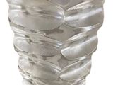 un vase en verre orné de nombreuses plumes blanches