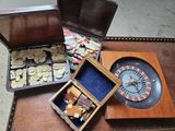 une boîte en bois contenant des pièces de monnaie et une horloge posée sur une table