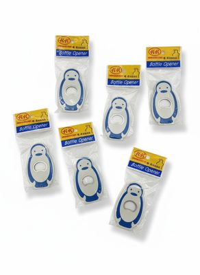 lot de six brosses à dents en forme de pingouin, conditionnées dans des sachets en plastique