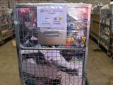 un caddie rempli d'articles dans un magasin
