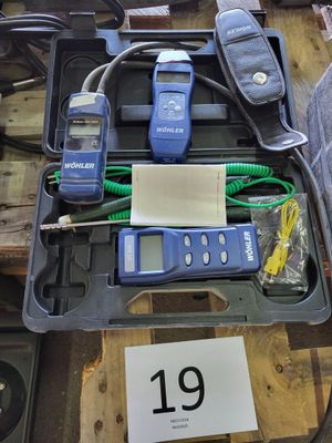 une boîte contenant de nombreux appareils électroniques