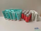 un ensemble de produits de soins de la peau de différents types posés sur une table