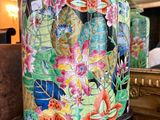 un vase coloré orné d'un oiseau, posé sur une table