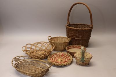 Lot de sept paniers en rotin. Max ht 51 cm - Photo 1