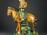 statue représentant un homme à cheval, coiffé d'un casque