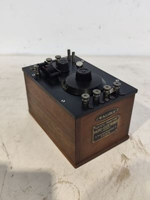 une radio à l'ancienne posée sur une table en bois