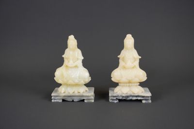 Paire de statuette de Guanyin en stéatite. - Photo 1