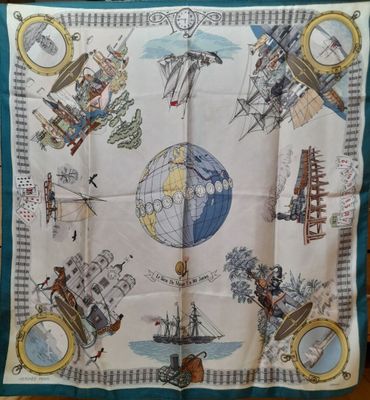 une image représentant un foulard carré orné d'un avion, d'un bateau et d'un globe terrestre